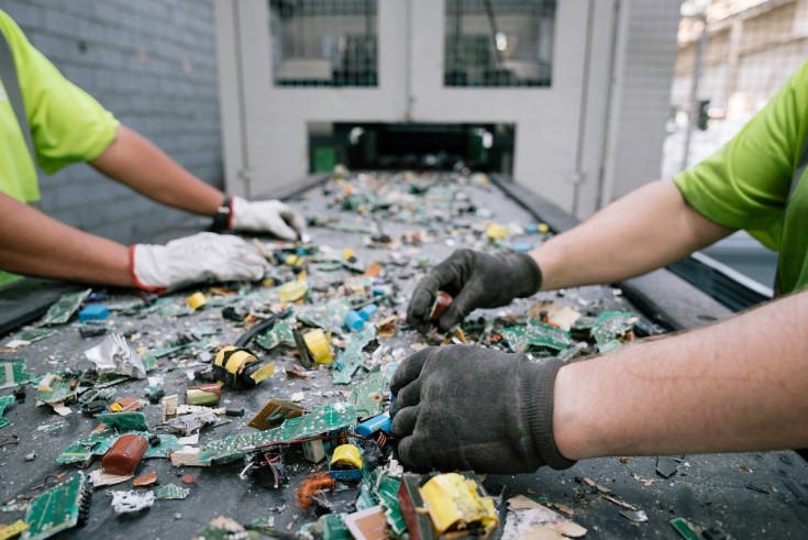 Elektronikrecycling-Prozess mit Mitarbeitern.