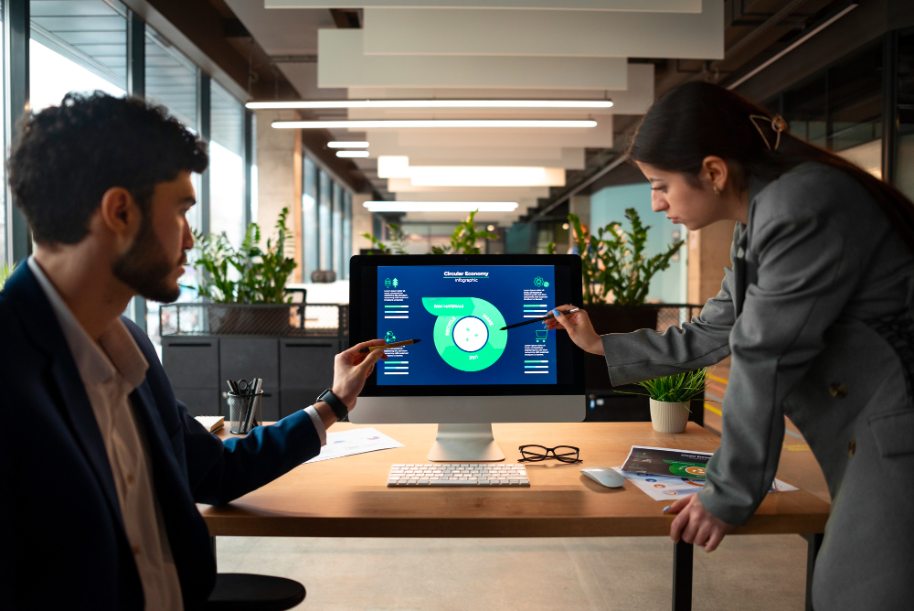 Techniker verbessert den IT-Lifecycle durch Optimierung von IT-Assets zur Verlängerung der Nutzungsdauer im ReUsed-IT-Labor.