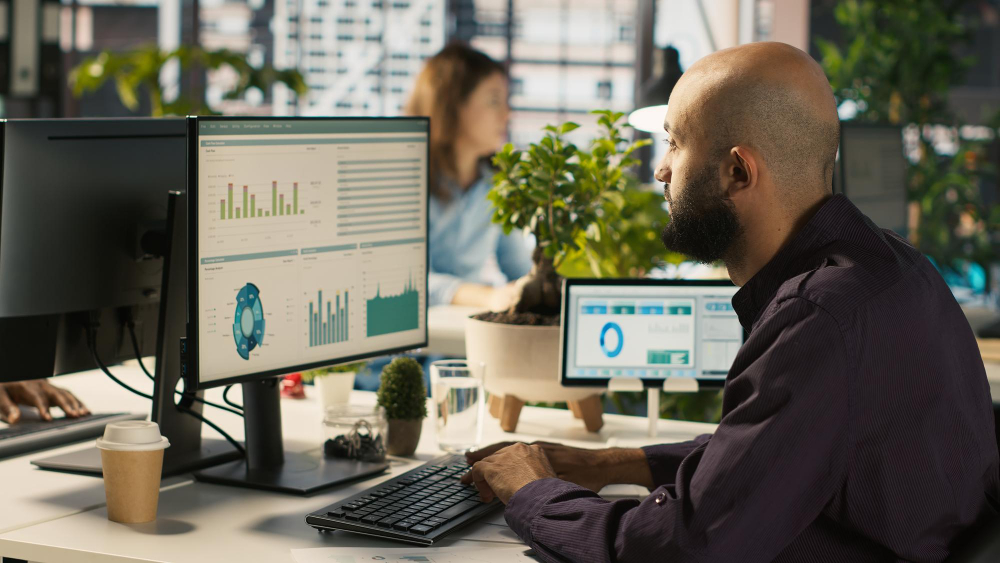 Techniker analysiert ESG-Kennzahlen und KPIs im Sustainable IT Benchmarking bei ReUsed-IT