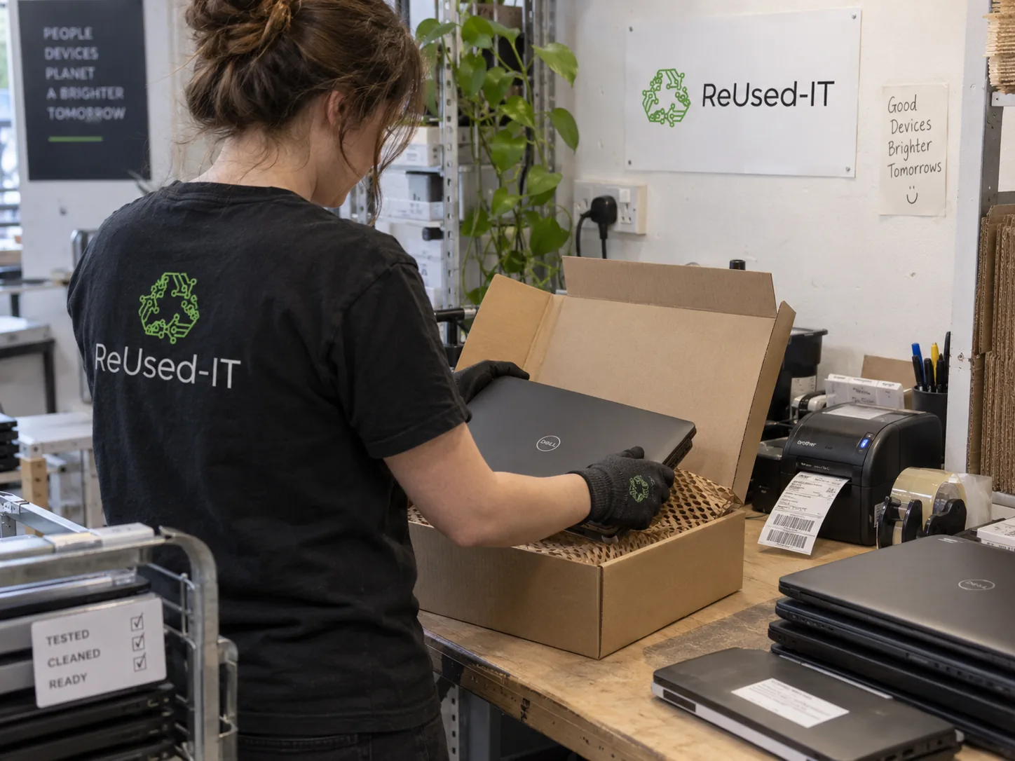 ReUsed-IT Mitarbeiter bereitet refurbished Business-Laptops für eine einheitliche Firmenflotte vor